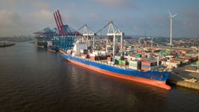 Containerbahnhof mit Schiffen im Hafen von Hamburg bei Sonnenaufgang lizenzfreies stockbild Containerbahnhof mit Schiffen im Hafen von Hamburg bei Sonnenaufgang lizenzfreies stockbild
