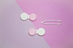 Containers voor contactlenzen met pincet op heldere achtergrond Sluit omhoog mening royalty-vrije stock fotografie Containers voor contactlenzen met pincet op heldere achtergrond Sluit omhoog mening royalty-vrije stock fotografie