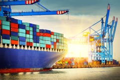 Containerschiff mit voll von der Fracht, die einen Hafen kommt Transportatio lizenzfreie stockbilder Containerschiff mit voll von der Fracht, die einen Hafen kommt Transportatio lizenzfreie stockbilder