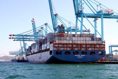 Containerschip Maersk die Sarat met containerskranen werken Royalty-vrije Stock Afbeelding Containerschip Maersk die Sarat met containerskranen werken Royalty-vrije Stock Afbeelding