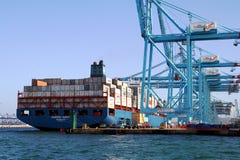 Containerschip Maersk die Sarat met containerskranen werken Stock Afbeeldingen Containerschip Maersk die Sarat met containerskranen werken Stock Afbeeldingen