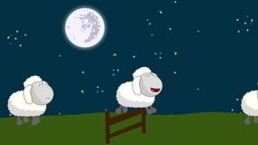 Contando carneiros esse salto acima de uma cerca de madeira em uma noite da Lua cheia Contando carneiros esse salto acima de uma cerca de madeira em uma noite da Lua cheia
