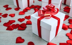 Contenitore di regalo bianco sui precedenti delle forme del tessuto di cuori Immagini Stock Contenitore di regalo bianco sui precedenti delle forme del tessuto di cuori Immagini Stock