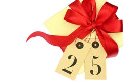 Contenitore di regalo con l'arco rosso ed etichette con il numero 25 fotografie stock Contenitore di regalo con l'arco rosso ed etichette con il numero 25 fotografie stock