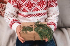Contenitore di regalo di Natale in mani del bambino Primo piano fotografie stock libere da diritti Contenitore di regalo di Natale in mani del bambino Primo piano fotografie stock libere da diritti