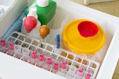 Contenitore medico con gli strumenti per la presa del sangue immagine stock libera da diritti Contenitore medico con gli strumenti per la presa del sangue immagine stock libera da diritti