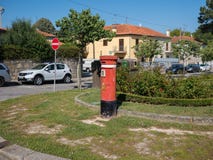 Contenitore rosso di posta nella via, in città di Oporto, il Portogallo fotografie stock Contenitore rosso di posta nella via, in città di Oporto, il Portogallo fotografie stock