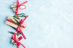 Contenitori di regalo piani di natale di vista superiore tre di disposizione in carta del mestiere con i nastri rossi su fondo bl Immagine Stock Libera da Diritti Contenitori di regalo piani di natale di vista superiore tre di disposizione in carta del mestiere con i nastri rossi su fondo bl Immagine Stock Libera da Diritti