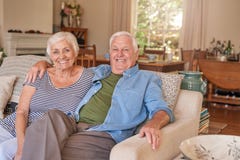 Contenu supérieur de couples à la maison sur leur sofa images stock Contenu supérieur de couples à la maison sur leur sofa images stock