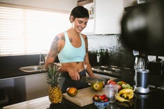 Contenuto femminile della registrazione del vlogger dell'alimento sulla macchina fotografica fotografie stock libere da diritti Contenuto femminile della registrazione del vlogger dell'alimento sulla macchina fotografica fotografie stock libere da diritti