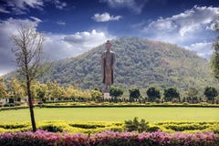 Contesto della montagna di Buddha con il bello cielo immagine stock libera da diritti Contesto della montagna di Buddha con il bello cielo immagine stock libera da diritti