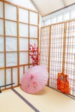 Contesto giapponese con il portello scorrevole ed il pavimento di tatami tradizionali fotografia stock libera da diritti Contesto giapponese con il portello scorrevole ed il pavimento di tatami tradizionali fotografia stock libera da diritti
