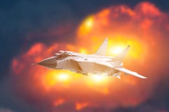 Contexto do voo dos aviões de avião de combate de uma explosão poderosa Conceito da greve da guerra foto de stock Contexto do voo dos aviões de avião de combate de uma explosão poderosa Conceito da greve da guerra foto de stock