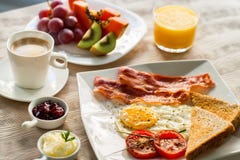 Continentaal ontbijt met vers fruit en koffie royalty-vrije stock afbeeldingen Continentaal ontbijt met vers fruit en koffie royalty-vrije stock afbeeldingen