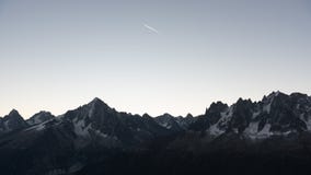 Contrail över bergmaxima royaltyfria bilder Contrail över bergmaxima royaltyfria bilder