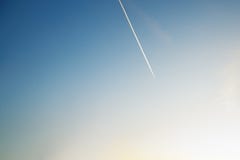 Contrails auf Himmel des Sonnenuntergang-freien Raumes Stockfotos Contrails auf Himmel des Sonnenuntergang-freien Raumes Stockfotos