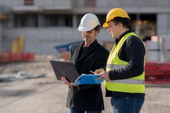 Contramestre no trabalho com um dos trabalhadores da construção imagens de stock royalty free Contramestre no trabalho com um dos trabalhadores da construção imagens de stock royalty free