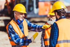 Contramestre que explica o processo do trabalho dos construtores no imagens de stock royalty free Contramestre que explica o processo do trabalho dos construtores no imagens de stock royalty free