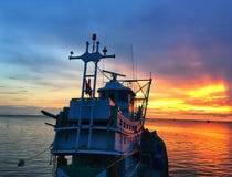 Contrasto del cielo e del mare fra la barca nella sera immagini stock libere da diritti Contrasto del cielo e del mare fra la barca nella sera immagini stock libere da diritti
