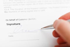 Contrat de ventes de signature d'acheteur par le stylo argenté image stock Contrat de ventes de signature d'acheteur par le stylo argenté image stock