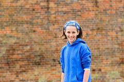 contro la parete abbastanza adolescente della ragazza del mattone fotografia stock contro la parete abbastanza adolescente della ragazza del mattone fotografia stock