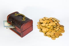 Contro le monete di oro e del dollaro su un fondo bianco fotografia stock Contro le monete di oro e del dollaro su un fondo bianco fotografia stock