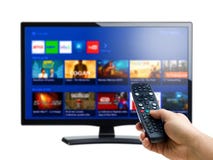 Control remoto de la mano que señala en Internet o la exhibición a pedido de la TV imagen de archivo Control remoto de la mano que señala en Internet o la exhibición a pedido de la TV imagen de archivo