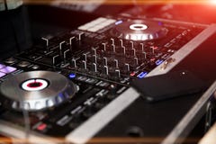 Controlador audio do misturador do DJ imagens de stock royalty free Controlador audio do misturador do DJ imagens de stock royalty free