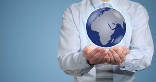 Controles del hombre de negocios o sostener la tierra del mundo disponible Fotografía de archivo libre de regalías Controles del hombre de negocios o sostener la tierra del mundo disponible Fotografía de archivo libre de regalías