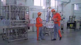 Contrôle de production de qualité à l'usine, aux hommes et à la femme d'experts dans le casque antichoc et aux vêtements de trava banque de vidéos Contrôle de production de qualité à l'usine, aux hommes et à la femme d'experts dans le casque antichoc et aux vêtements de trava banque de vidéos