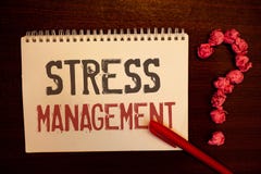 Contrôle du stress des textes d'écriture Struct de papier rougeâtre de boules de soins de santé de positivité de relaxation de th image libre de droits Contrôle du stress des textes d'écriture Struct de papier rougeâtre de boules de soins de santé de positivité de relaxation de th image libre de droits
