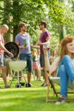 Conversation par le barbecue image libre de droits Conversation par le barbecue image libre de droits