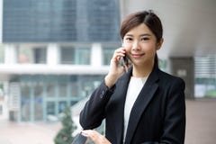 Conversazione asiatica della donna di affari al telefono cellulare fotografia stock libera da diritti Conversazione asiatica della donna di affari al telefono cellulare fotografia stock libera da diritti