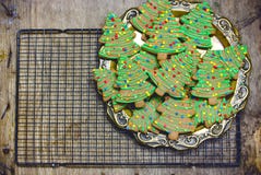 Cookies da árvore de Natal - as cookies caseiros do pão-de-espécie com crosta de gelo verde e açúcar colorido polvilham fotografia de stock Cookies da árvore de Natal - as cookies caseiros do pão-de-espécie com crosta de gelo verde e açúcar colorido polvilham fotografia de stock