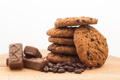 Cookies de farinha de aveia em uma placa de madeira, fundo branco imagens de stock Cookies de farinha de aveia em uma placa de madeira, fundo branco imagens de stock