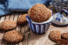 Cookies de farinha de aveia cozidas frescas com sementes de sésamo em um copo Sésamo c fotos de stock Cookies de farinha de aveia cozidas frescas com sementes de sésamo em um copo Sésamo c fotos de stock
