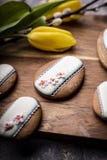 Cookies de manteiga da Páscoa com crosta de gelo Agregado familiar tradicional foto de stock Cookies de manteiga da Páscoa com crosta de gelo Agregado familiar tradicional foto de stock