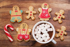 Cookies do pão-de-espécie do Natal e copo do chocolate quente, vista superior fotografia de stock Cookies do pão-de-espécie do Natal e copo do chocolate quente, vista superior fotografia de stock