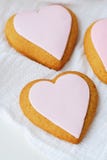 Cookies frescas deliciosas do coração com esmalte cor-de-rosa fotografia de stock Cookies frescas deliciosas do coração com esmalte cor-de-rosa fotografia de stock