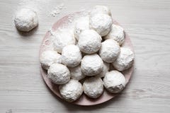 Cookies mexicanas brancas caseiros do casamento na placa cor-de-rosa sobre o fundo de madeira branco, vista de cima de Close-up imagens de stock royalty free Cookies mexicanas brancas caseiros do casamento na placa cor-de-rosa sobre o fundo de madeira branco, vista de cima de Close-up imagens de stock royalty free