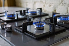 Cooktop avec l'anneau de gaz brûlant Cuiseur de gaz avec les flammes bleues Photo teintée photos stock Cooktop avec l'anneau de gaz brûlant Cuiseur de gaz avec les flammes bleues Photo teintée photos stock