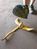 Coordonnée de Person Stepping sur la peau de banane photos stock Coordonnée de Person Stepping sur la peau de banane photos stock