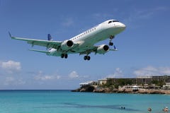 Copa Airlines Embraer ERJ190 samolotowego lądowania Sint Maarten airpo obrazy stock Copa Airlines Embraer ERJ190 samolotowego lądowania Sint Maarten airpo obrazy stock