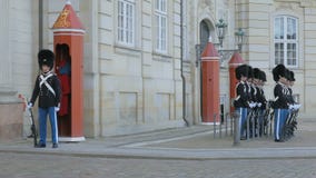 Copenhaga, Dinamarca - em outubro de 2017: os soldados de protetores de vida reais estão estando no lugar na frente do palácio de video estoque Copenhaga, Dinamarca - em outubro de 2017: os soldados de protetores de vida reais estão estando no lugar na frente do palácio de video estoque