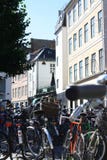 COPENHAGHEN, DANIMARCA - 7 agosto 2016: la gente sta camminando lungo la via di Stroget fotografia stock COPENHAGHEN, DANIMARCA - 7 agosto 2016: la gente sta camminando lungo la via di Stroget fotografia stock