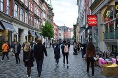 COPENHAGHEN, DANIMARCA - 31 MAGGIO 2017: via principale in Strøget, un pedone, zona commerciale libera dell'automobile a Copenha fotografia stock COPENHAGHEN, DANIMARCA - 31 MAGGIO 2017: via principale in Strøget, un pedone, zona commerciale libera dell'automobile a Copenha fotografia stock
