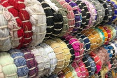 Coperte cucite delle dalle strisce colorate multi di tessuto Cucito, riutilizzazione dei materiali Priorità bassa della tessile Immagini Stock Coperte cucite delle dalle strisce colorate multi di tessuto Cucito, riutilizzazione dei materiali Priorità bassa della tessile Immagini Stock