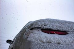 Coperto di segnali di arresto della neve un'automobile sportiva fotografia stock Coperto di segnali di arresto della neve un'automobile sportiva fotografia stock