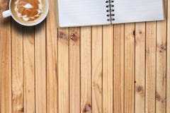 Copi il caffè caldo dello spazio e soppressione il libro sulla tavola di legno vista superiore b fotografie stock Copi il caffè caldo dello spazio e soppressione il libro sulla tavola di legno vista superiore b fotografie stock