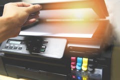 Copier pojęcie - Biznesowego mężczyzny ręki otwarty papier na drukarka atramencie dla przeszukiwacz kopii maszyny dostaw przy biu obrazy stock Copier pojęcie - Biznesowego mężczyzny ręki otwarty papier na drukarka atramencie dla przeszukiwacz kopii maszyny dostaw przy biu obrazy stock